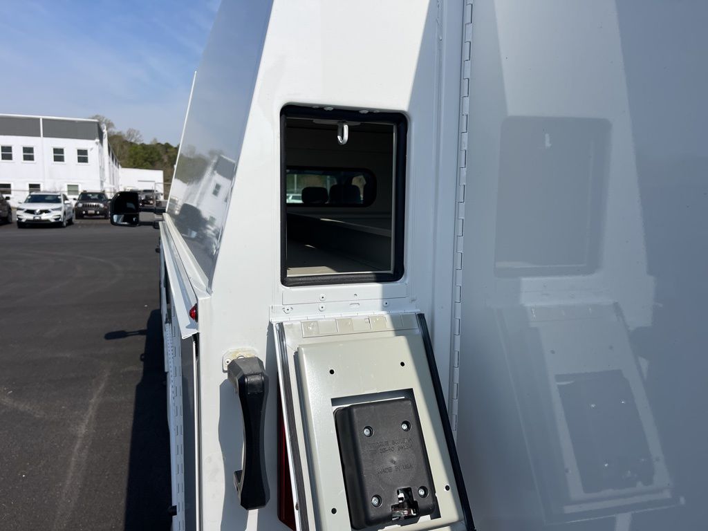 Vehicle image 7 of 19