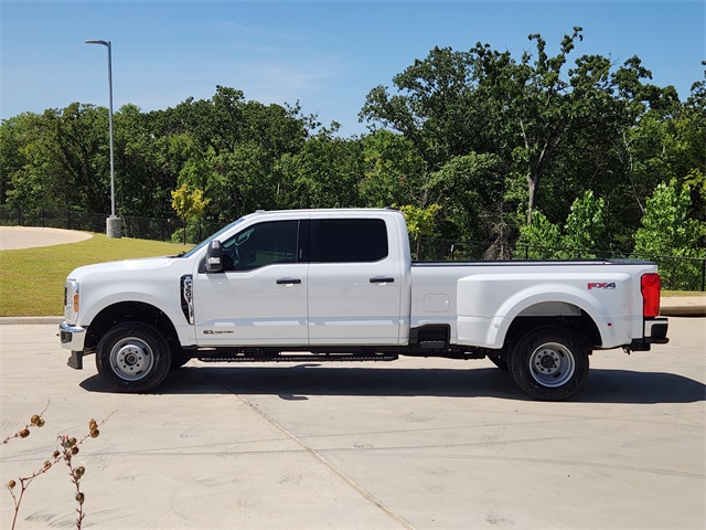 2023 Ford F-350 XLT Image 8 of 30