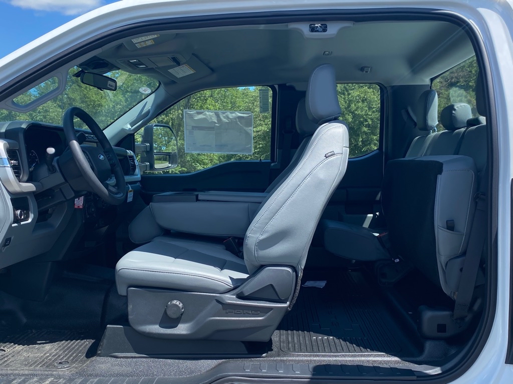 Vehicle image 8 of 17