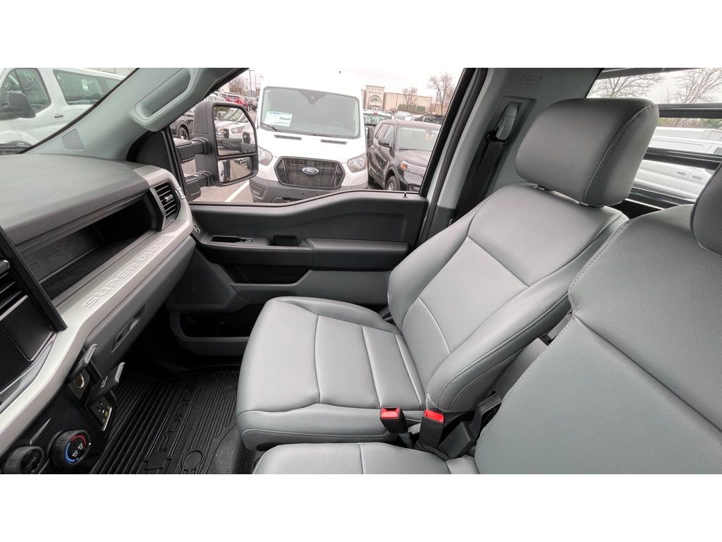 2023 Ford F-550 XL Image 15 of 31