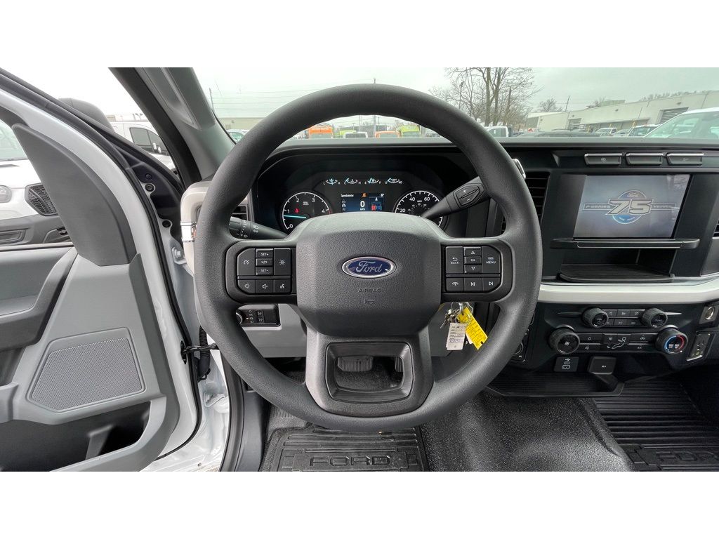 2023 Ford F-550 XL Image 17 of 31