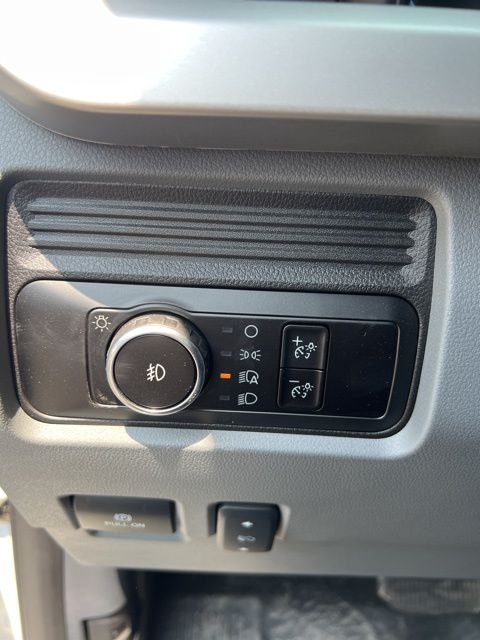 Vehicle image 21 of 42