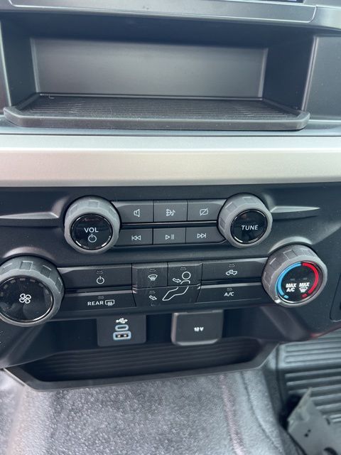 Vehicle image 32 of 42