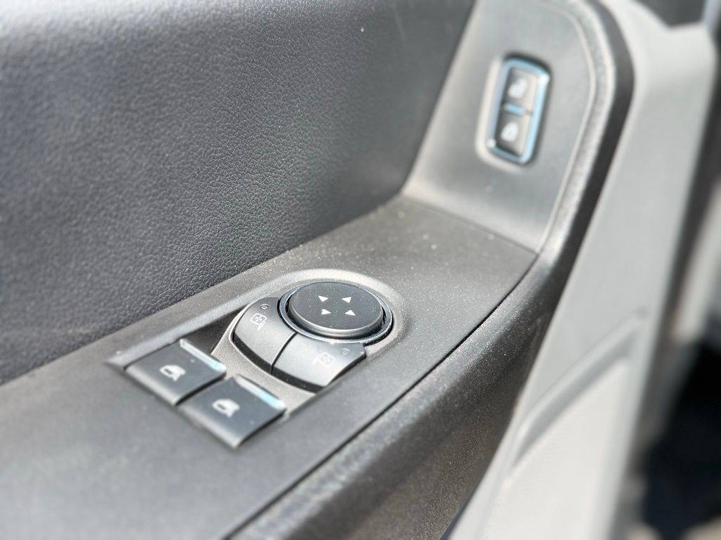 Vehicle image 21 of 23