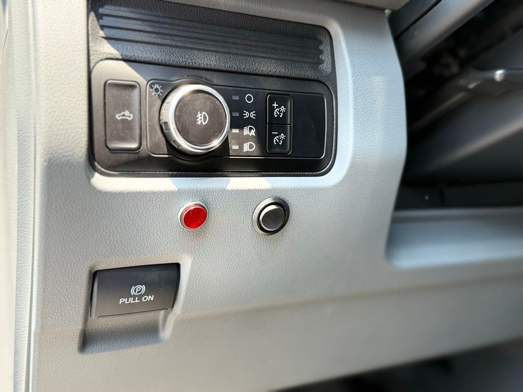 Vehicle image 19 of 23