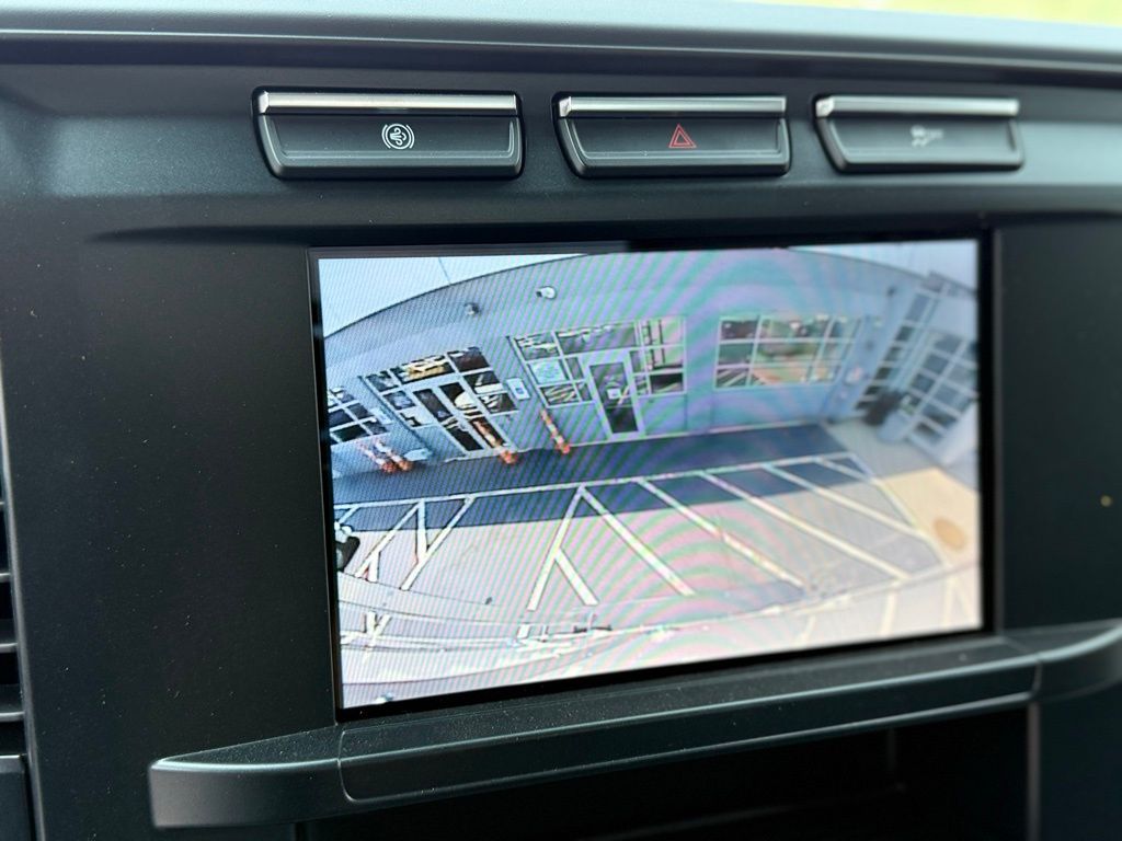 Vehicle image 18 of 23
