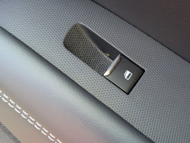 Vehicle image 37 of 40