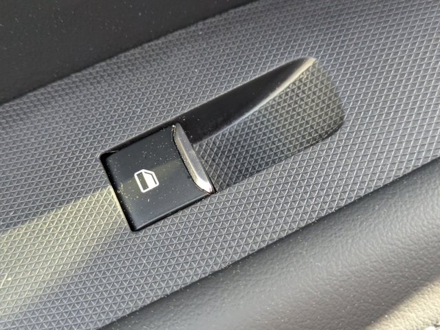 Vehicle image 27 of 40