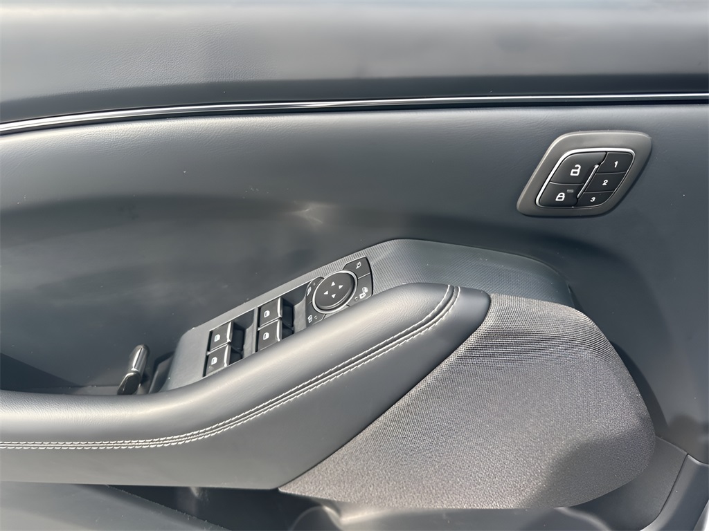 Vehicle image 27 of 36