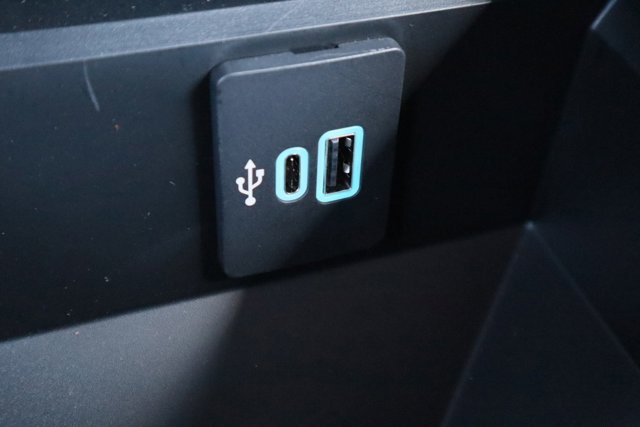 Vehicle image 31 of 37