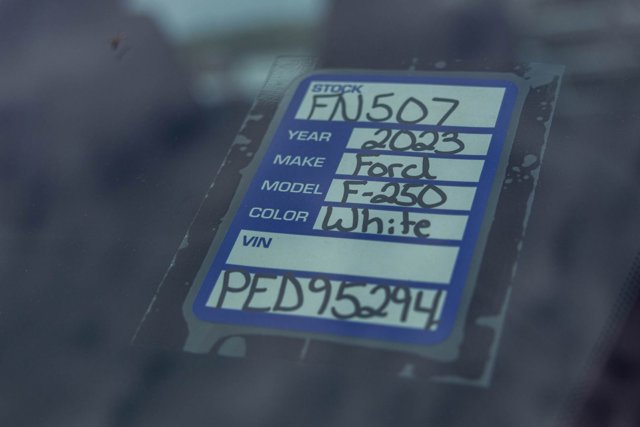 Vehicle image 33 of 34