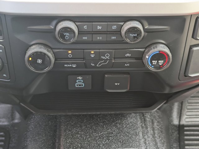 Vehicle image 21 of 24