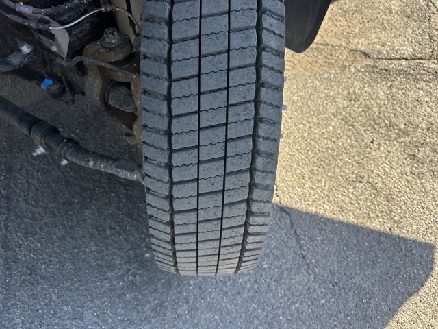 Vehicle image 37 of 40