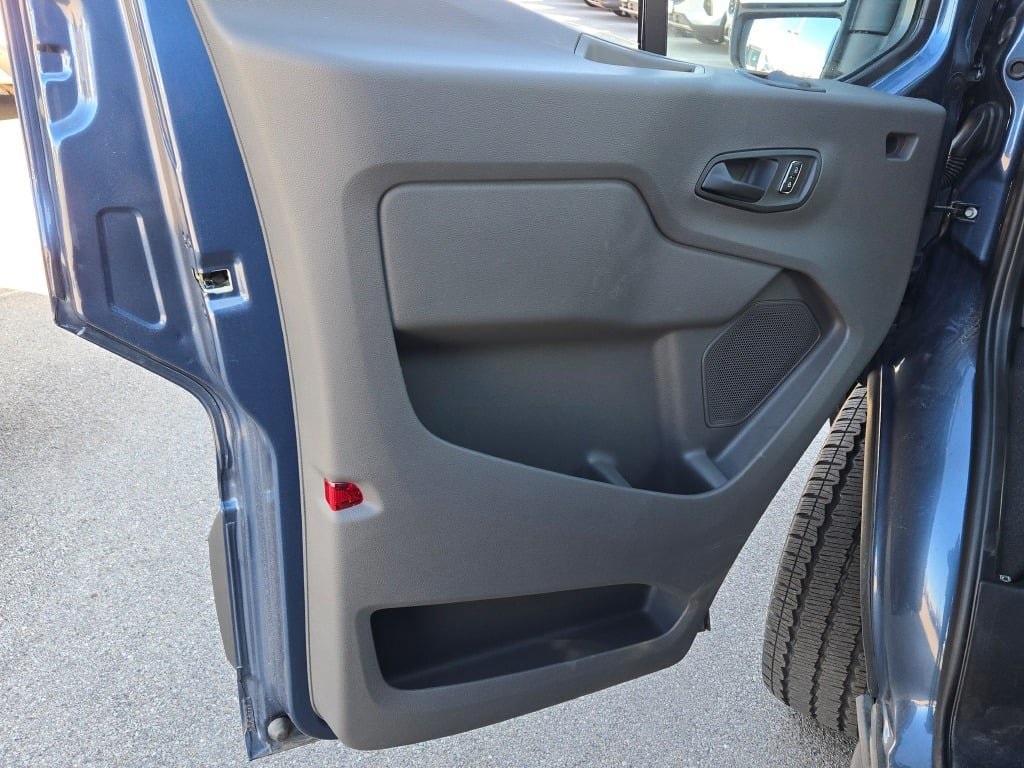 Vehicle image 21 of 28