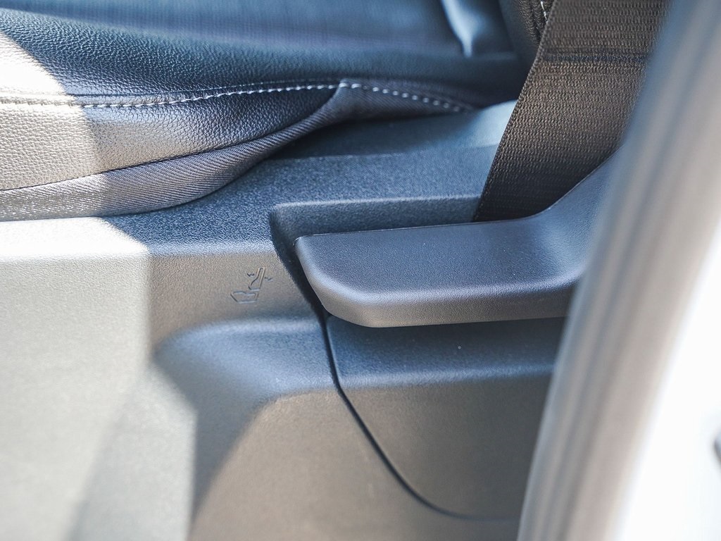 Vehicle image 21 of 27