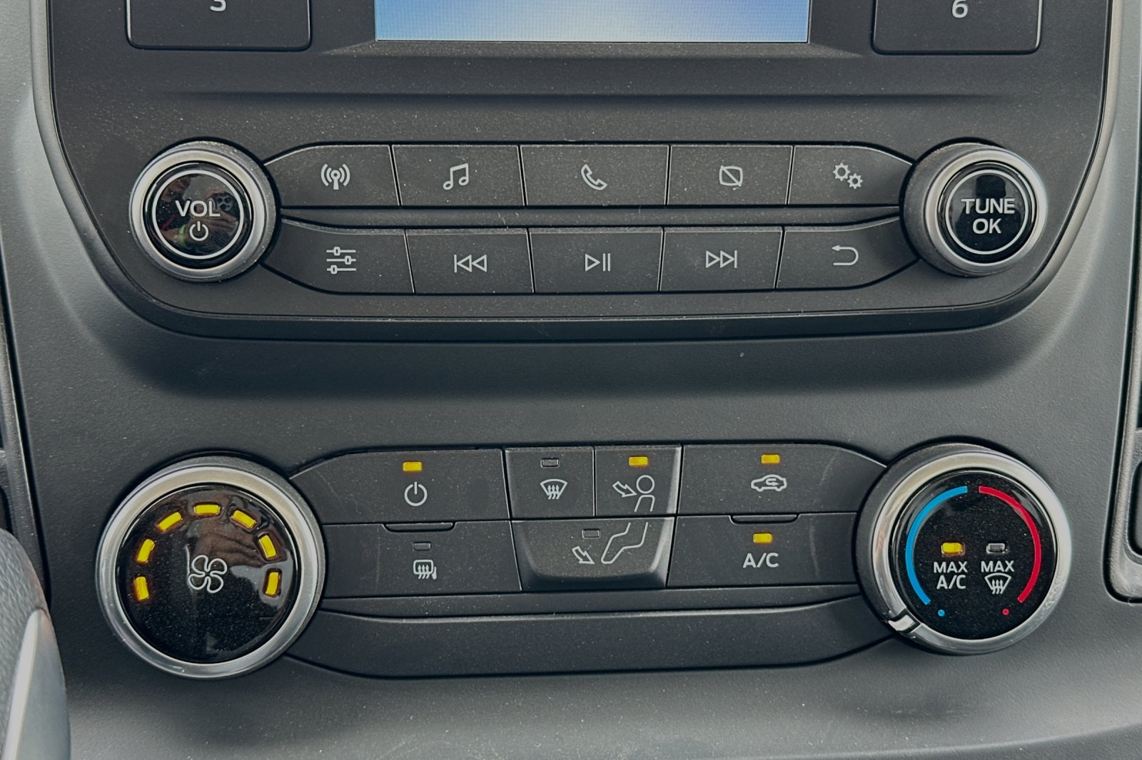 Vehicle image 17 of 21