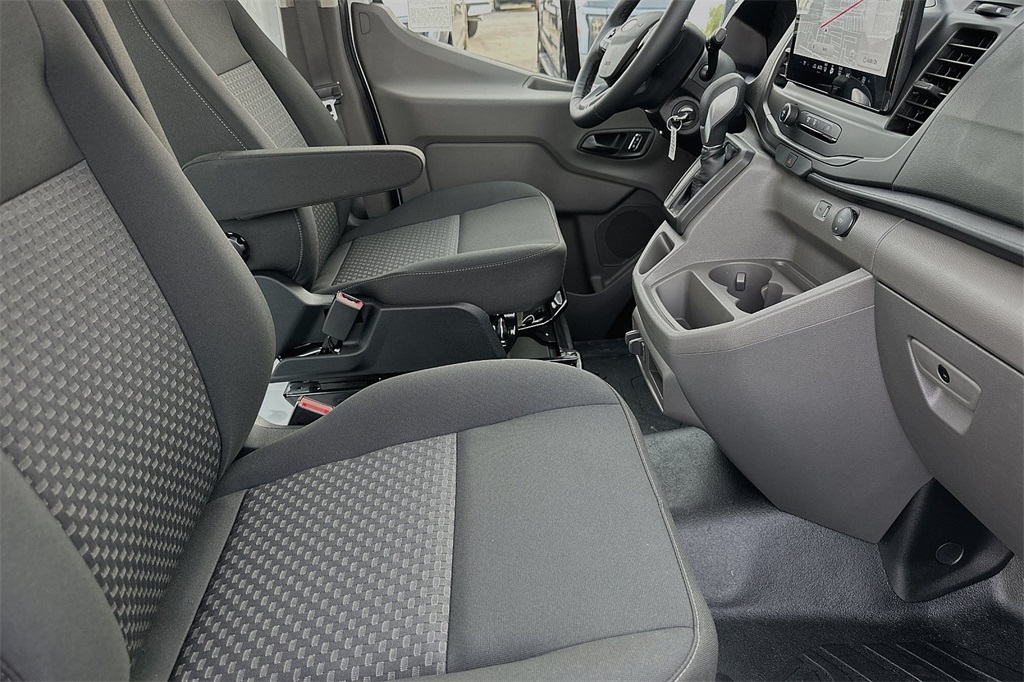 Vehicle image 14 of 21