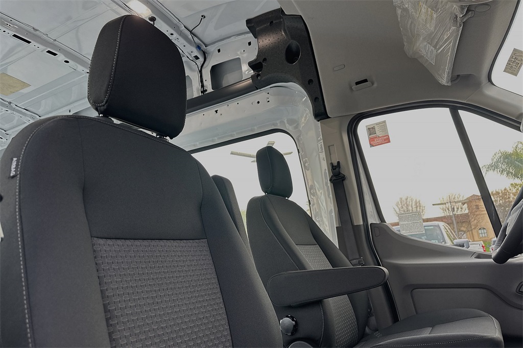 Vehicle image 15 of 21