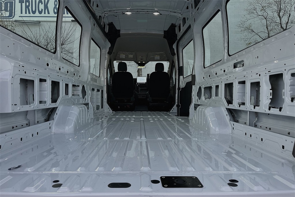 Vehicle image 13 of 21