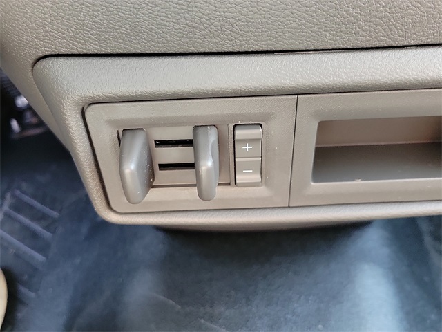 Vehicle image 11 of 15