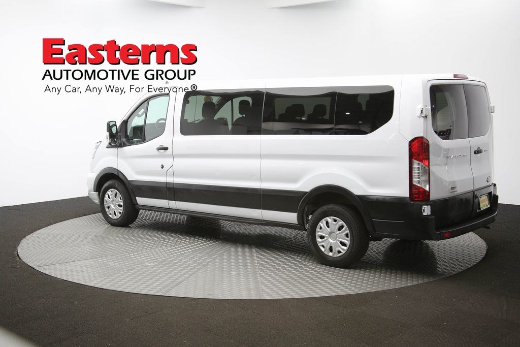 Vehicle image 33 of 60