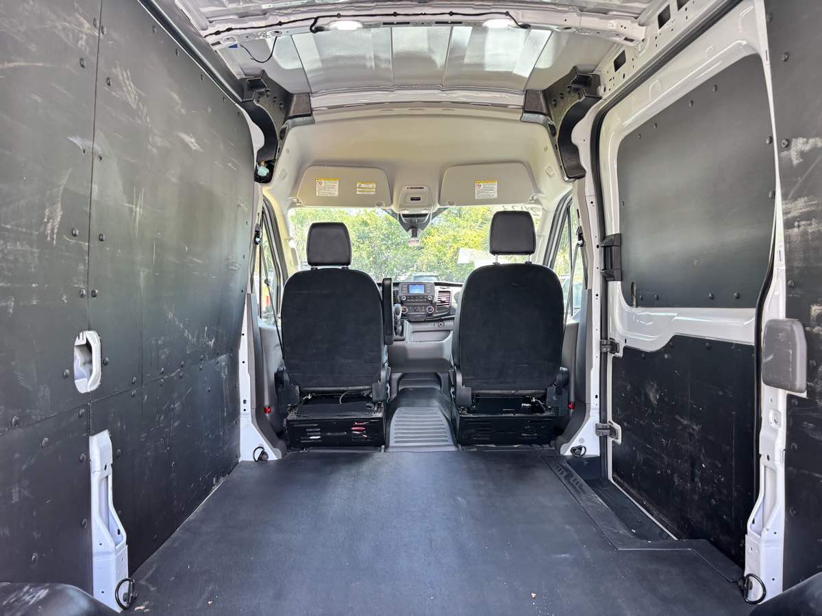 Vehicle image 18 of 32