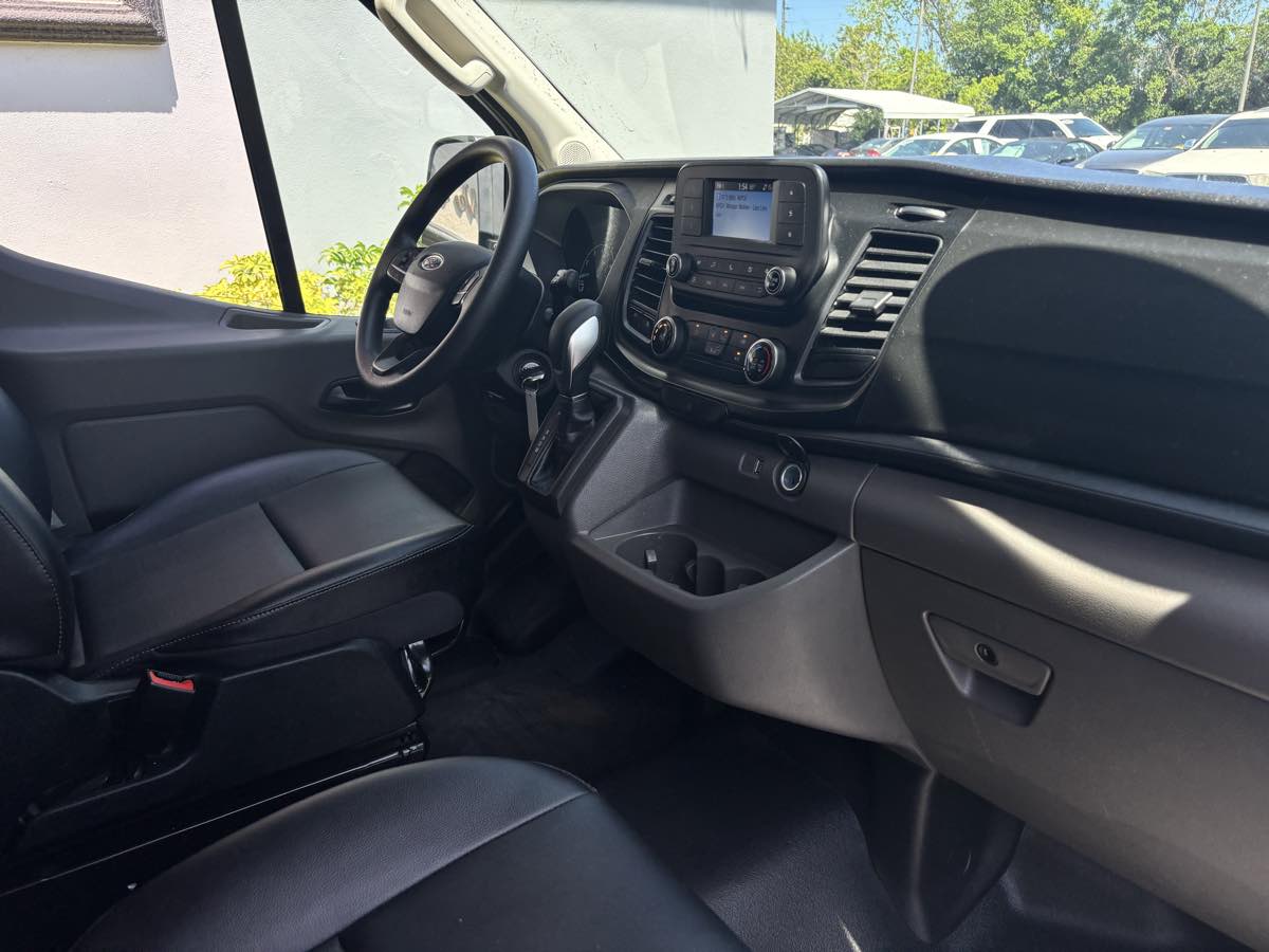 Vehicle image 8 of 32