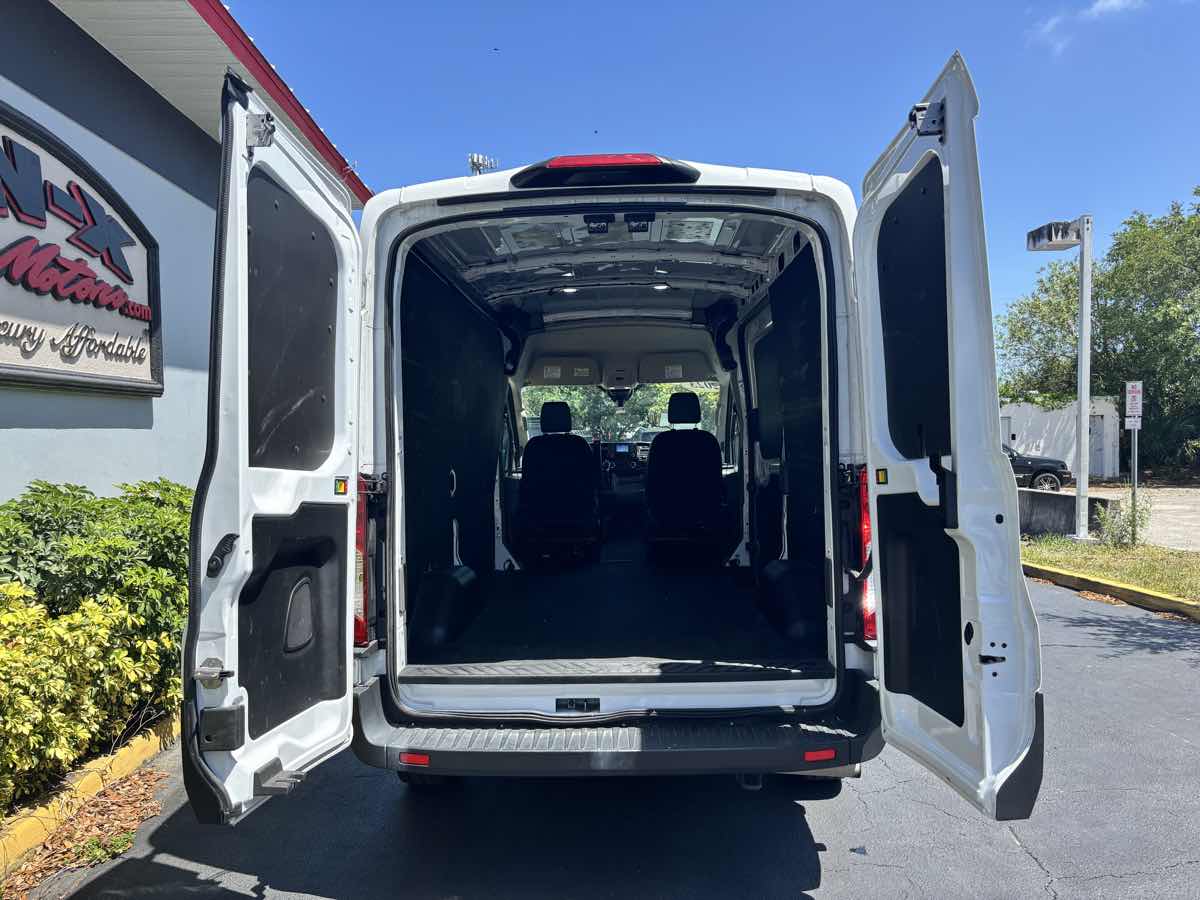 Vehicle image 16 of 32
