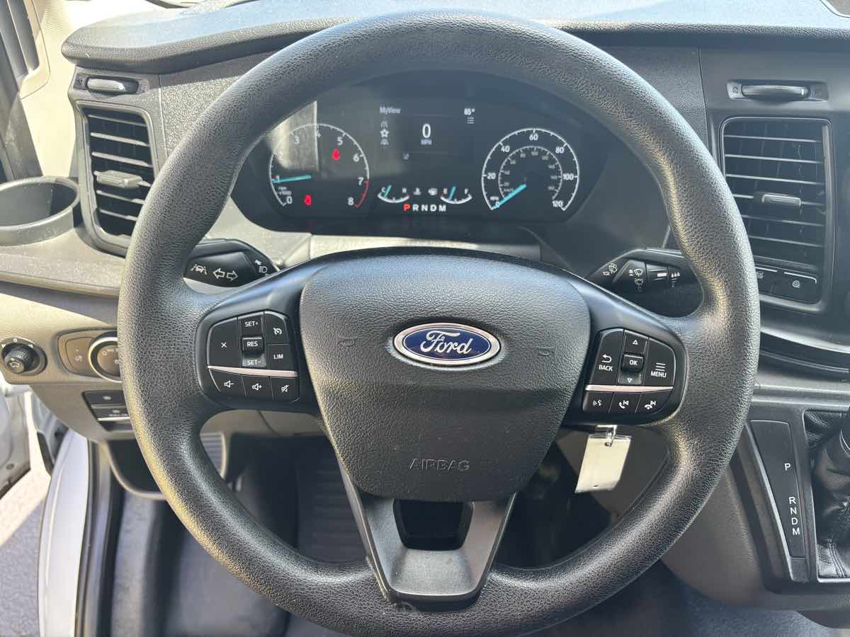 Vehicle image 26 of 32