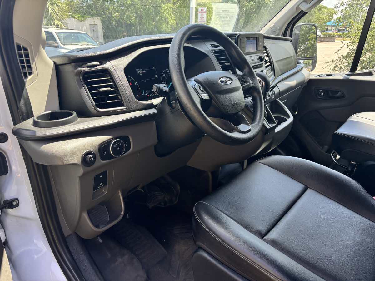 Vehicle image 25 of 32
