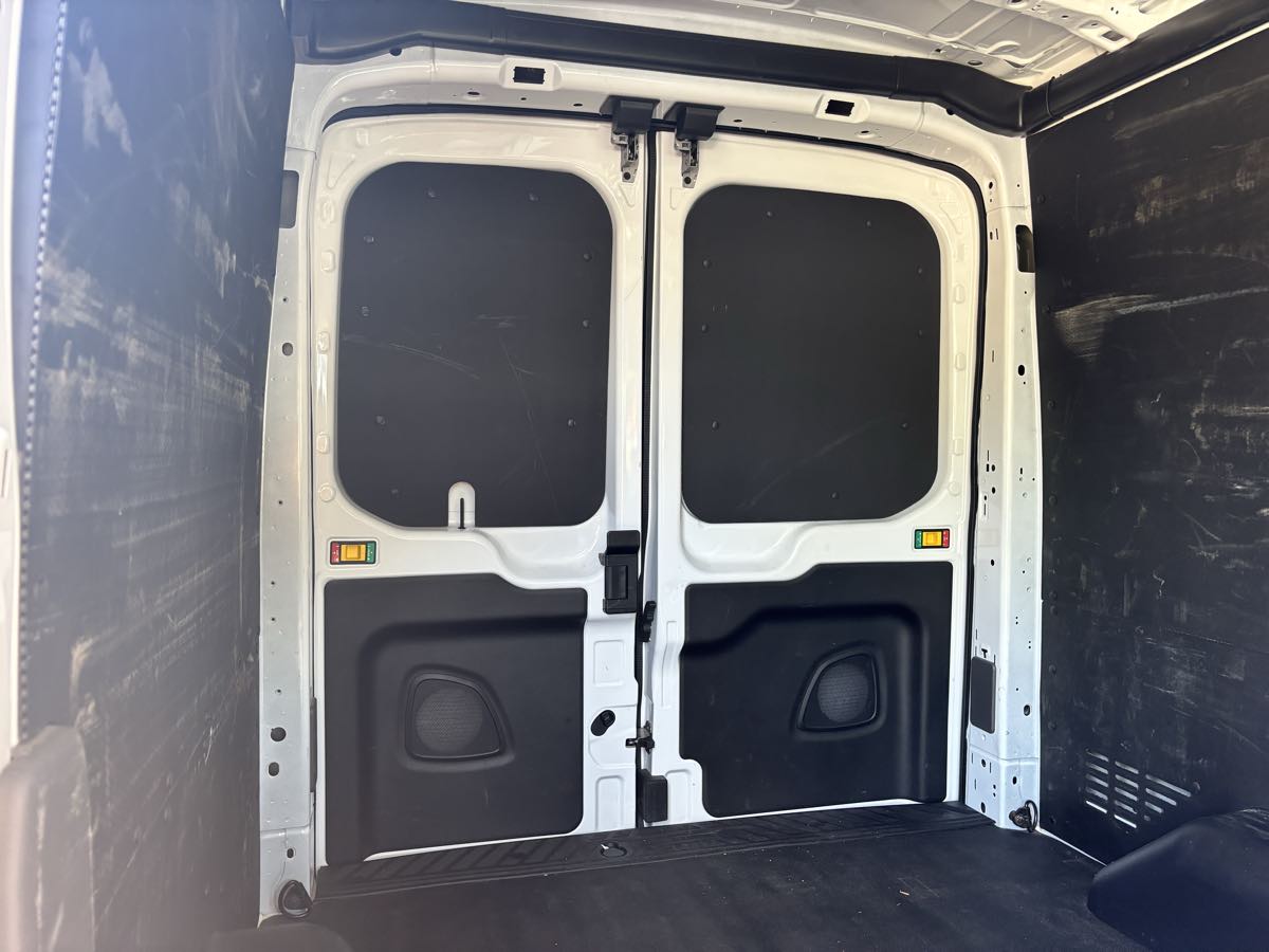 Vehicle image 13 of 32