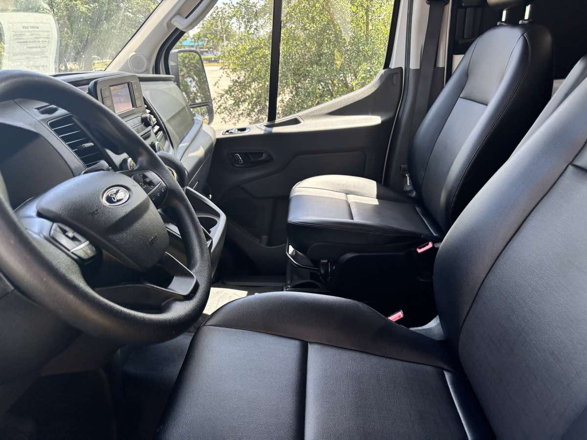 Vehicle image 23 of 32