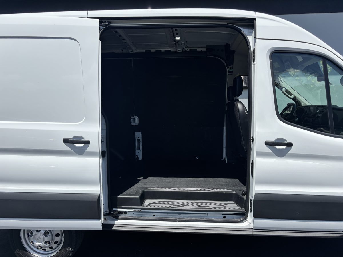 Vehicle image 9 of 32