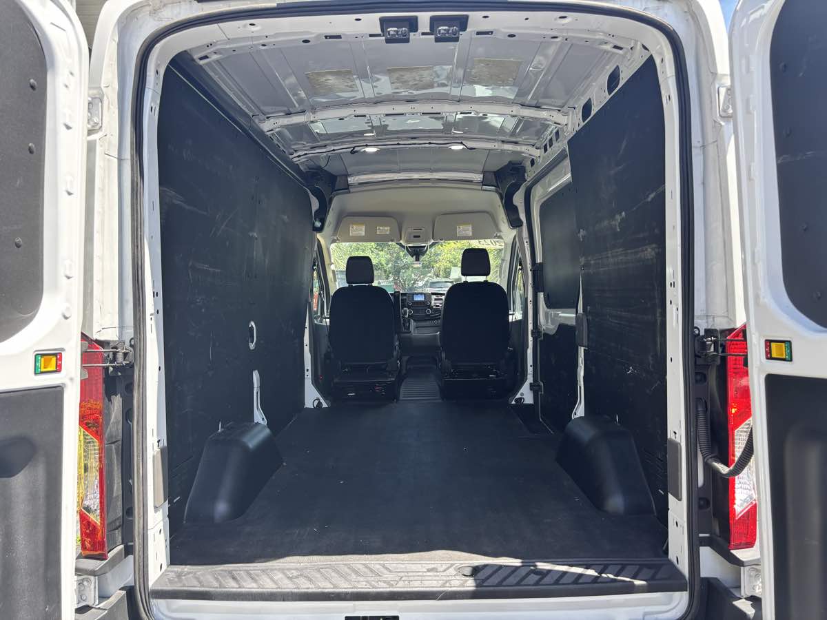 Vehicle image 17 of 32