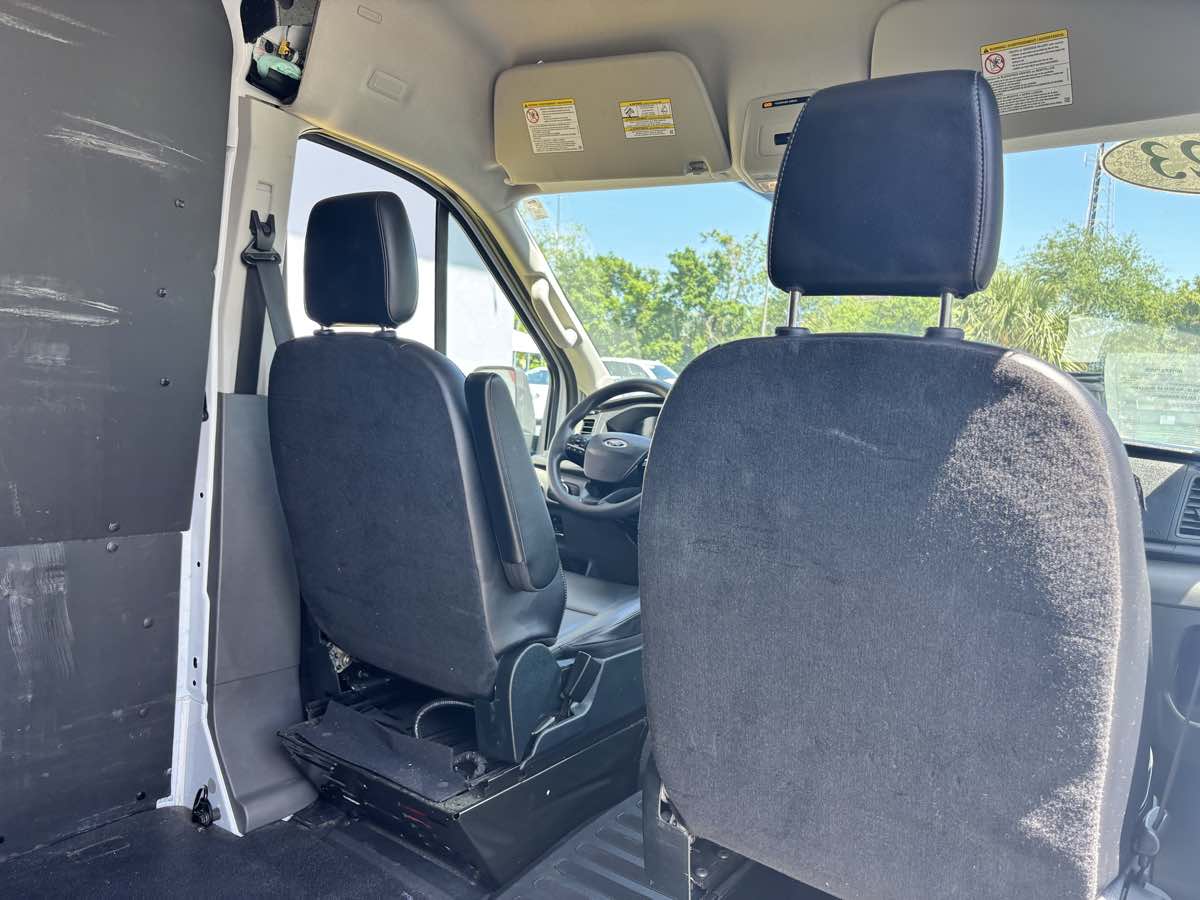 Vehicle image 14 of 32