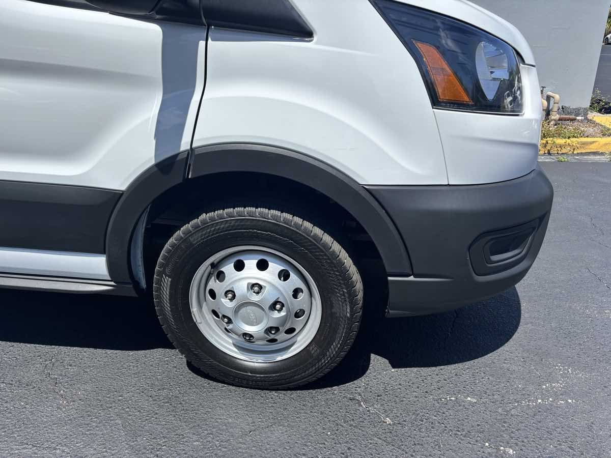 Vehicle image 4 of 32
