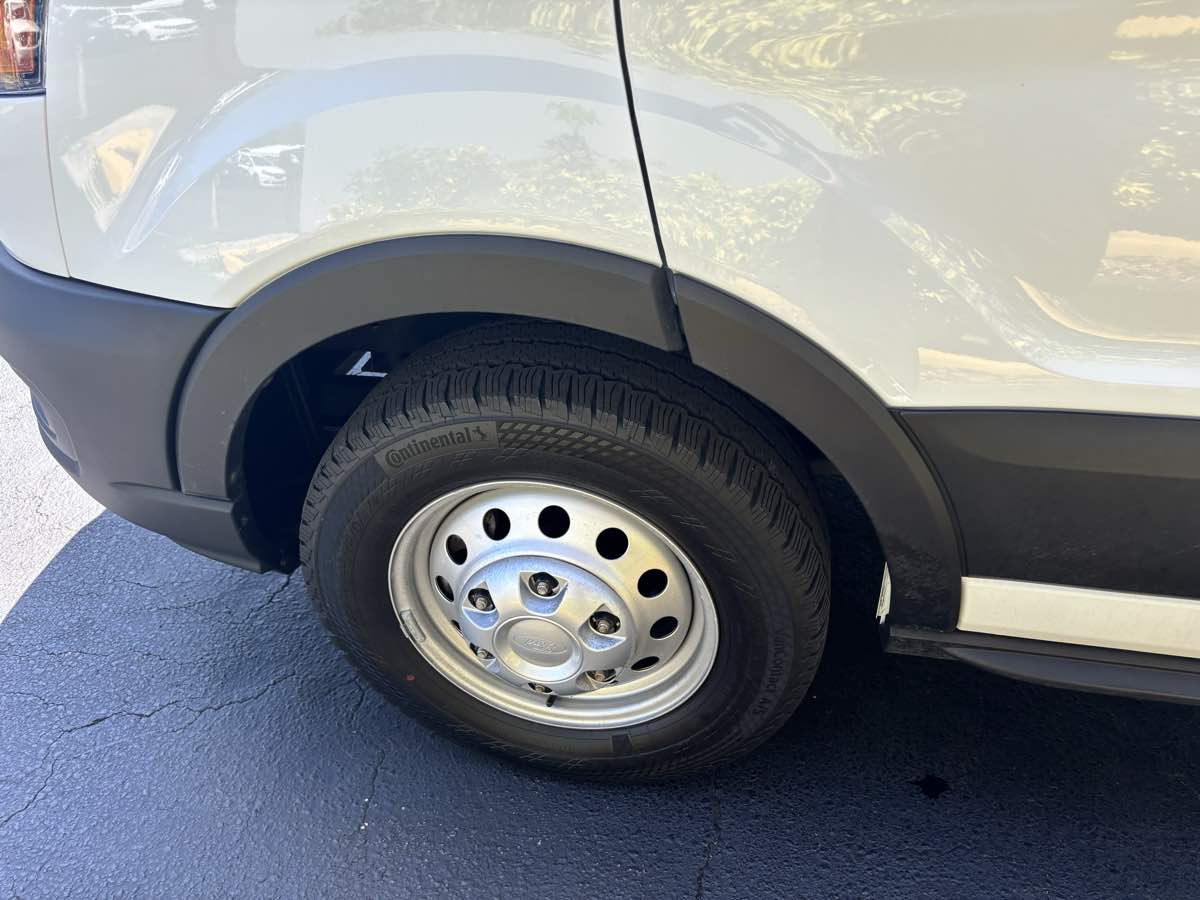 Vehicle image 22 of 32