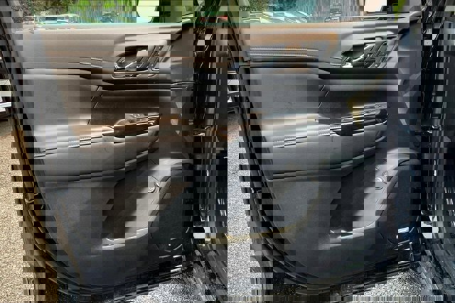 Vehicle image 23 of 32
