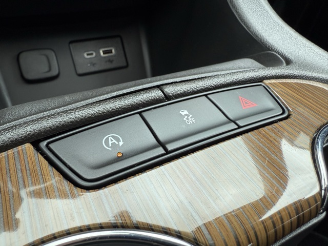 Vehicle image 32 of 40