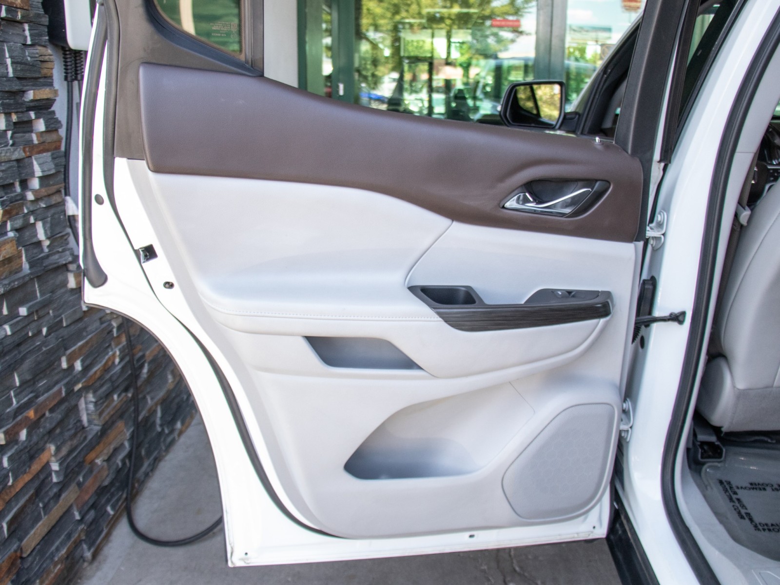 Vehicle image 21 of 25