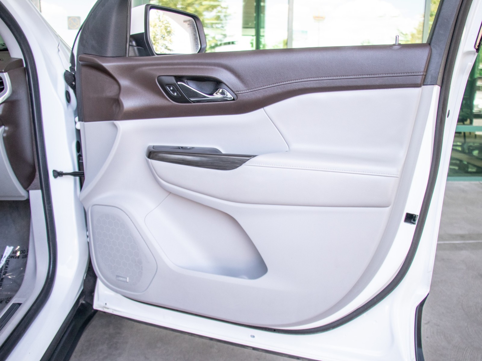 Vehicle image 14 of 25