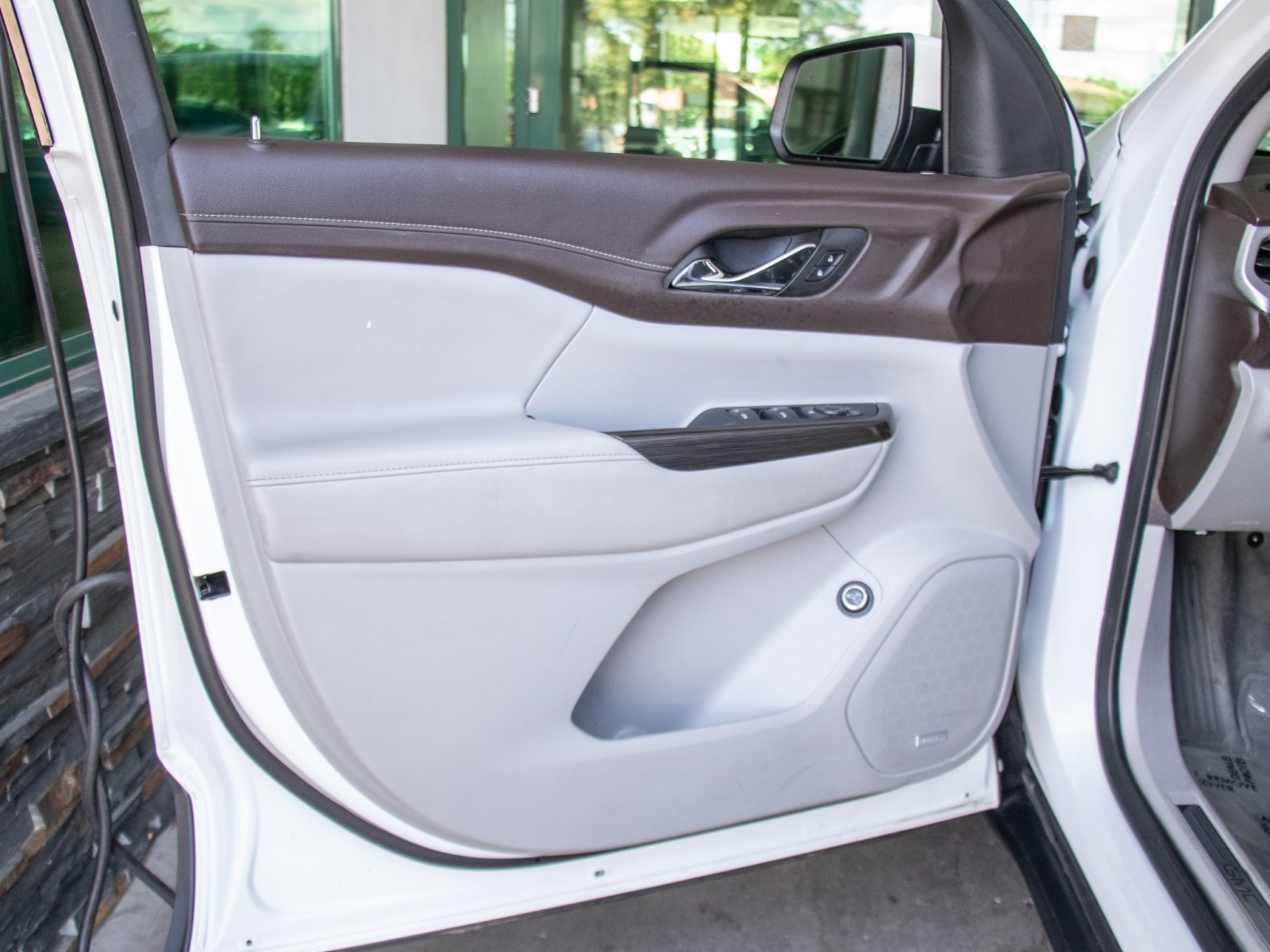 Vehicle image 23 of 25