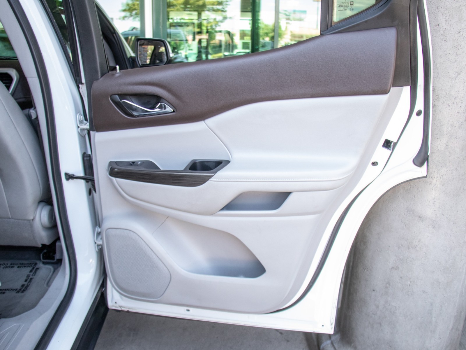 Vehicle image 22 of 25