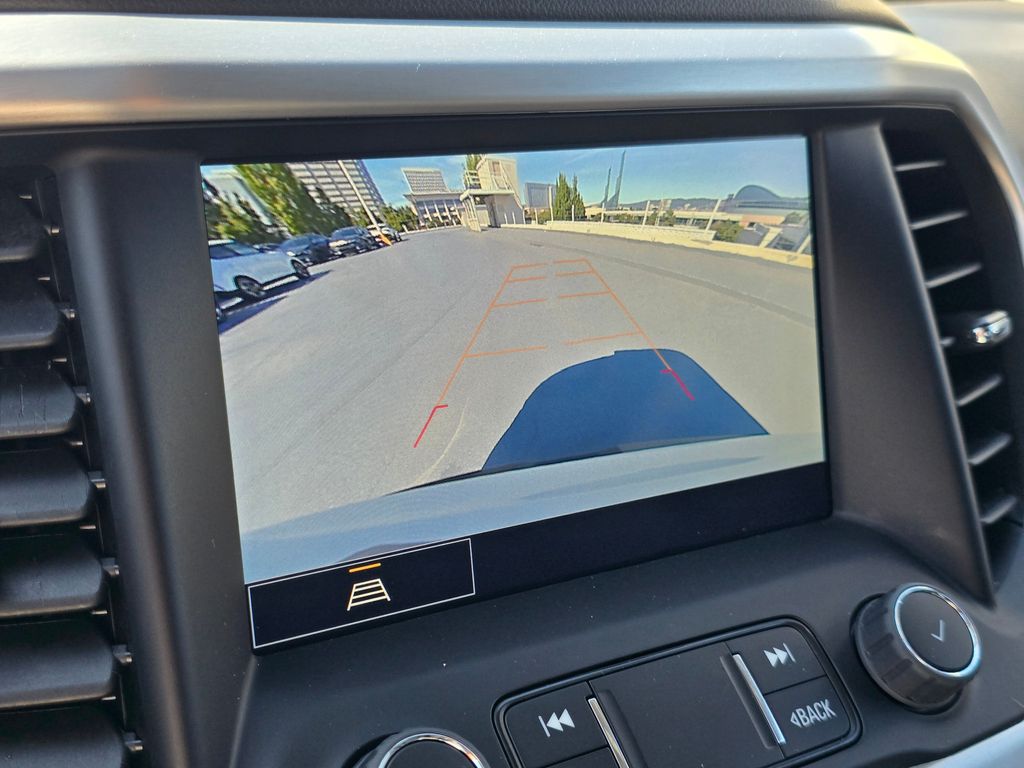 Vehicle image 24 of 31