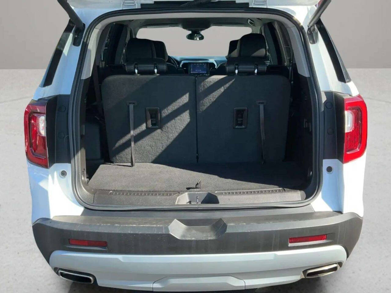 2023 GMC Acadia SLT Image 11 of 29