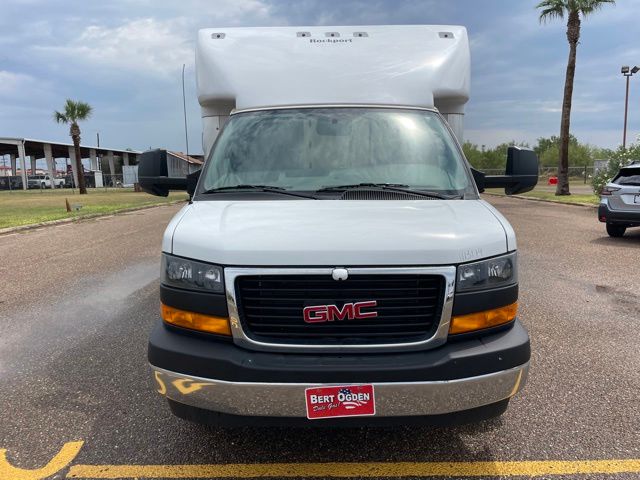 2023 GMC Savana Base Image 2 of 16