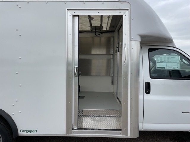 Vehicle image 17 of 19