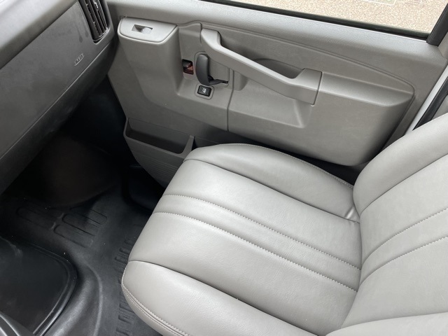 Vehicle image 17 of 18