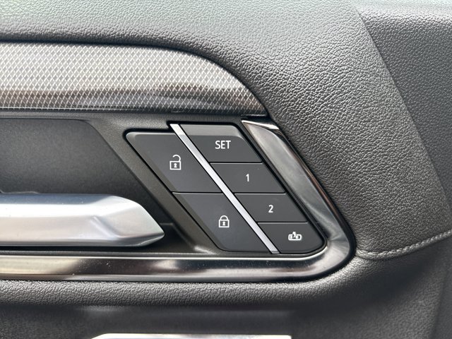 Vehicle image 25 of 32