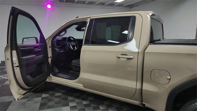 Vehicle image 23 of 26